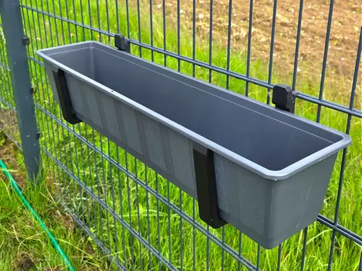 Blänzel – Blumenkastenhalter für den Zaun