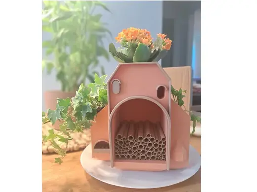 Insektenhotel mit Wasserstelle und Begrünung