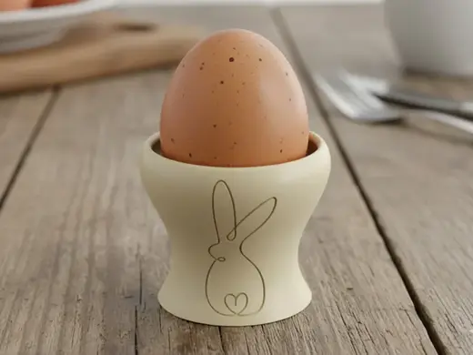 Eierbecher mit Osterhasenmotiv