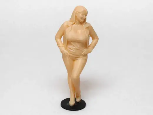 Frau in moderner, selbstbewusster Pose für LGB