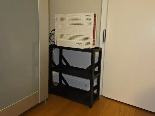 FRITZ!Box Regal - einfach und Platz für Extras
