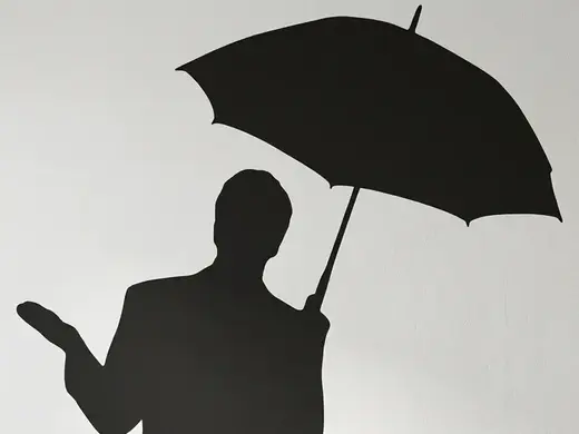 Silueta hombre con paraguas