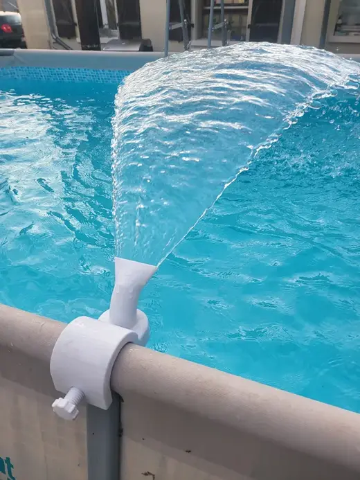 Water jet for a tubular pool / Jet d'eau pour piscine tubulaire