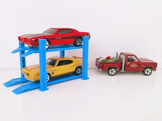 Adjustable height 4-post car lift in 1:64 scale