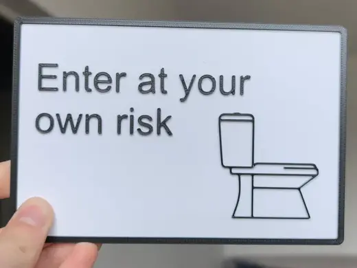 Toilettenschild – „Betreten auf eigene Gefahr“