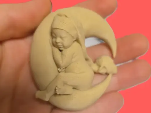 Bebe sobre la luna