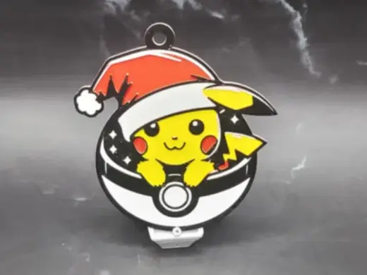 Ornement Pikachu dans une Pokéball de Noël