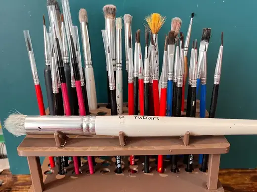48-Slot Brush Stand with Built-in Rest