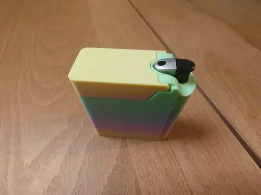 ライターとタバコの箱のセット