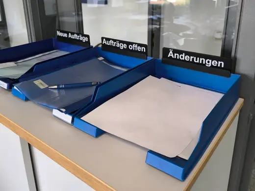 Personalisierbares Schild für Dokumentenablage