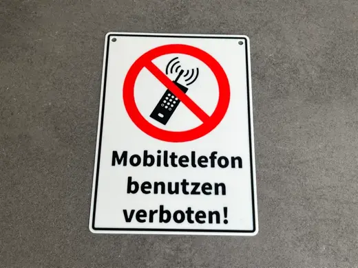 Verbotsschild "Mobiltelefon benutzen verboten" GER