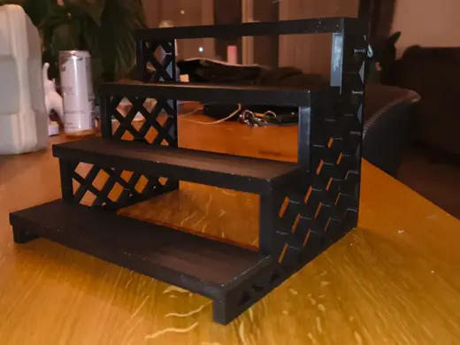 Minimalist Lattice Design Display Shelf